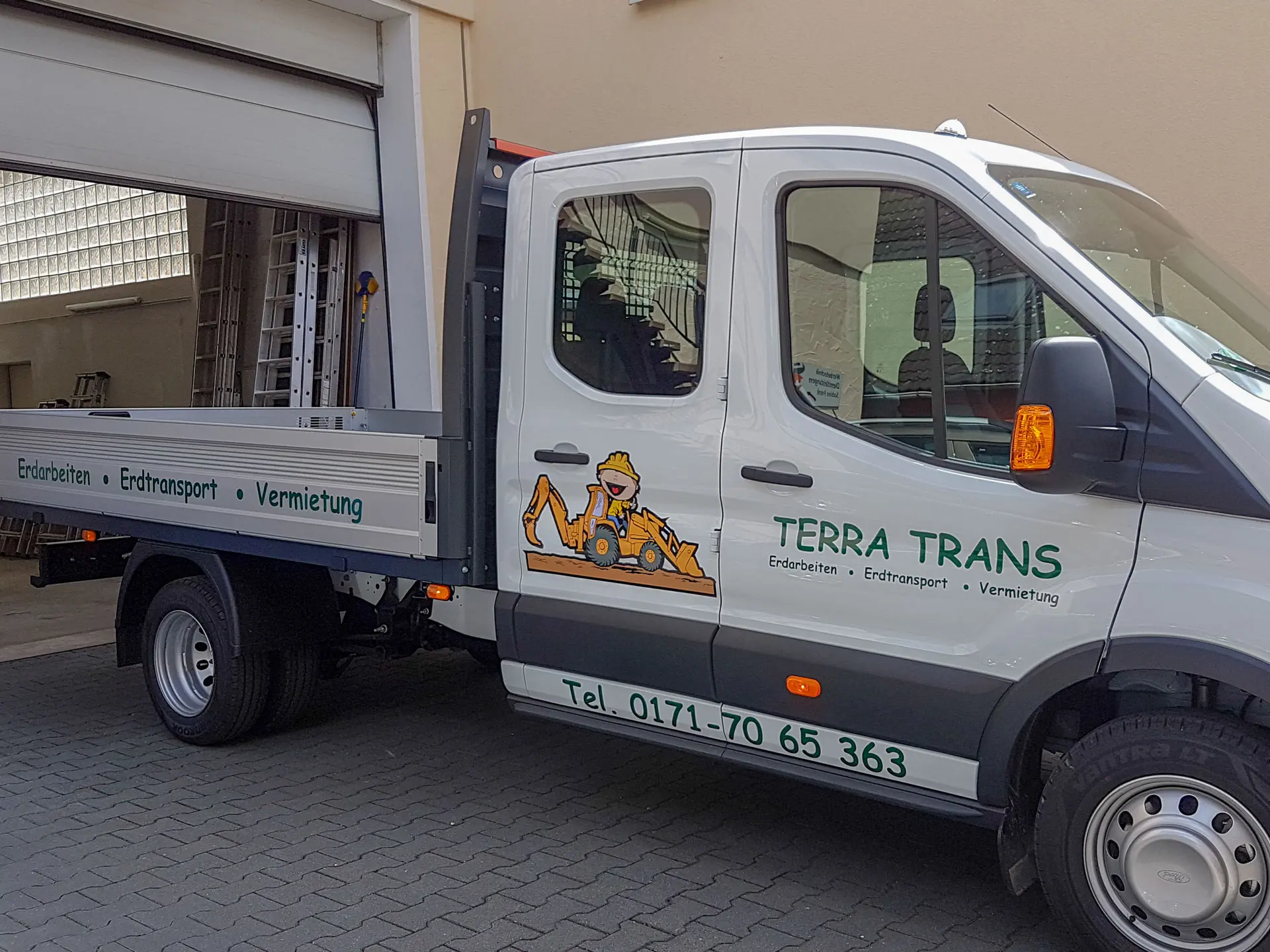 Vehicle lettering truck Vehicle lettering truck